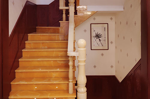 改则中式别墅室内汉白玉石楼梯的定制安装装饰效果